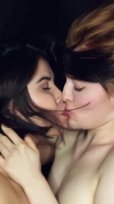 Look At The Way They Kiss. Sooooo Beautiful 😍