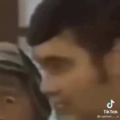 E.. Eu ri de um tik tok