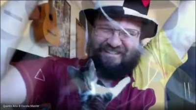 A aula de um professor durante a quarentena com um gatinho novo em casa.