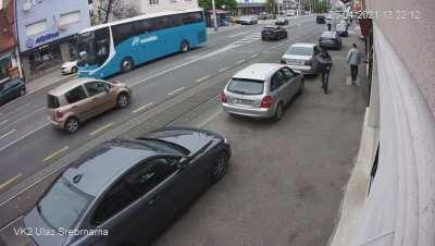 Audi crashes in 6 parked cars,luckily no one is injured.