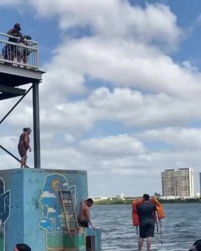 E vocês aí com medo de fazer o que gostam ... (Senhorinha aqui de minha cidade pulando no Rio São Francisco após a cheia que ele está passando agora após umas chuvas )