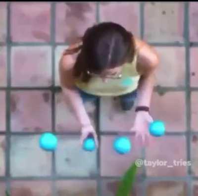 Juggling balls - from above