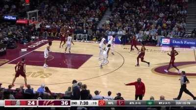 [Highlight] Donovan Mitchell shows off the wingspan, handles, and passing