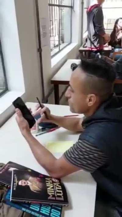 Eu tô incrédulo com esse vídeo. Olha a tranquilidade desse pedaço de merda em ser racista.