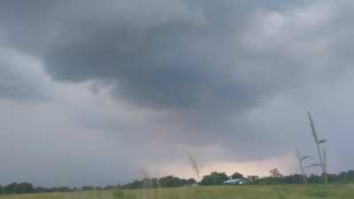 Little supercell tries to tornado