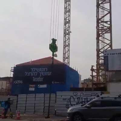 Um trabalhador no guindaste pediu comida, 5cabeça demais