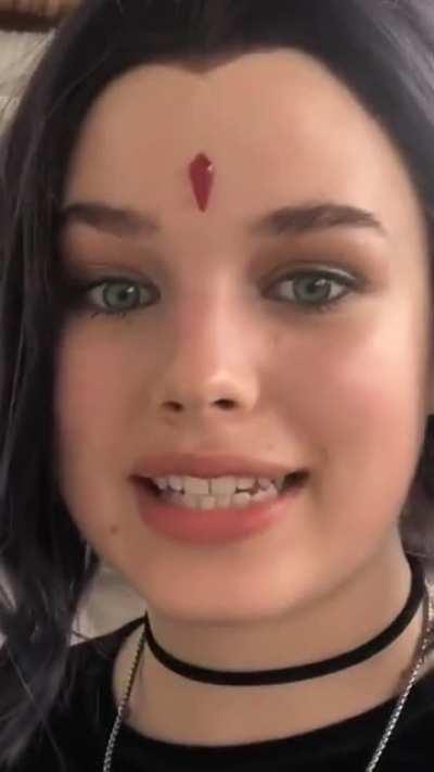 Teagan Croft (Raven) in the set of Titans season 2