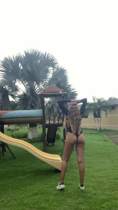 Do you like how my muslim big bubble butt jiggle in public