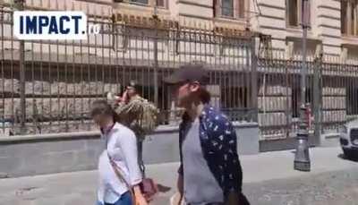 Asa, Mugure? Ai angajat-o consilier pe Viorica? Pai, moșule, meriti un calduros 