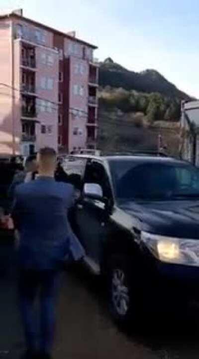 Video e re qe tregon se Albin Kurti dhe Vjosa Osmani i vizituan fshatrat e banuara me shqiptare ne veriun e Mitrovices pavaresisht fyerjeve te serbeve