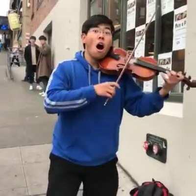 Lindsey Stirling encontra um fã que estava tocando uma de suas músicas na rua