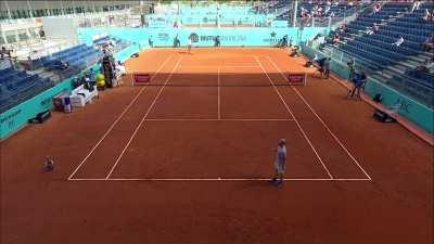 The start of Adrian Mannarino vs Tomas Martin Etcheverry gets delayed by a duck