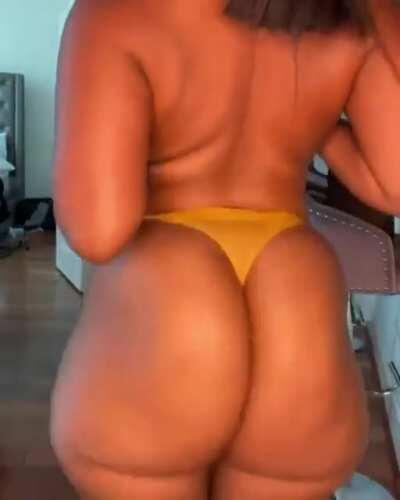 Big booty clapping
