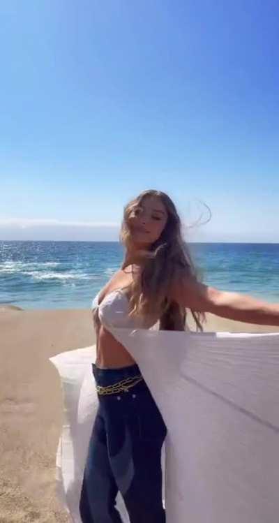 Haileeâs outfit for âCoastâ music video via TikTok (November 2022)