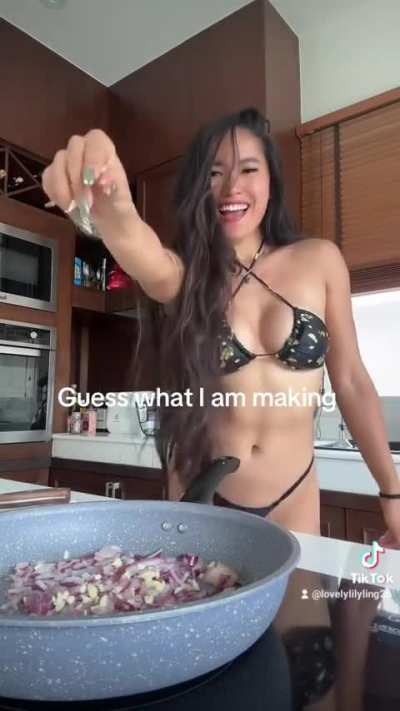 Omg this woman is the fire in the pan 🥵