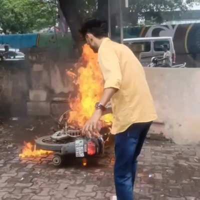 bro is trying to help with his water bottle