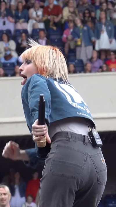  I want my face in inbetween those ass cheeks 🤤