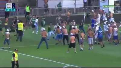 Pancadaria entre organizadas do Coritiba e Cruzeiro.