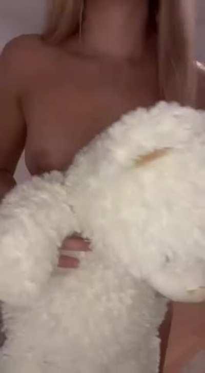 Deleted because someone said I had small boobs…reuploaded because I love spaghetti. ☺️