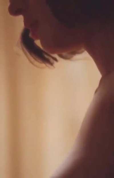 Lizzy Caplan's perfect nipples