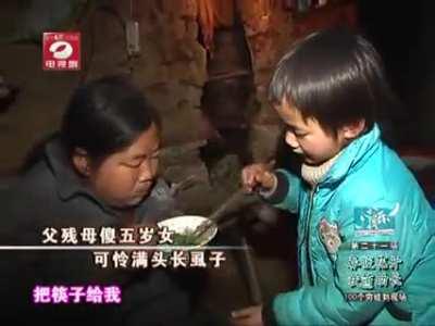 以前看到还觉得可怜，现在只觉得恶心。你麻麻的。自己苦就算了。还要生个小孩和你一起受罪。