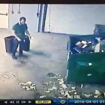 A stupid way to empty the trash bag!