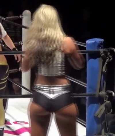 Toni Storm 🍑