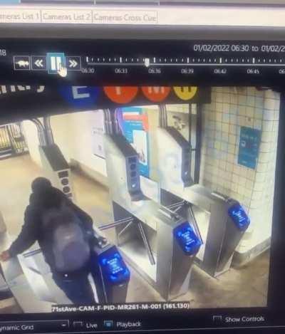 Drunk man dies after breaking neck in freak accident/ NYC Subway