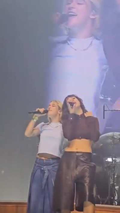 Pommelien Thijs & Meau Hewitt - Het midden @Afas live