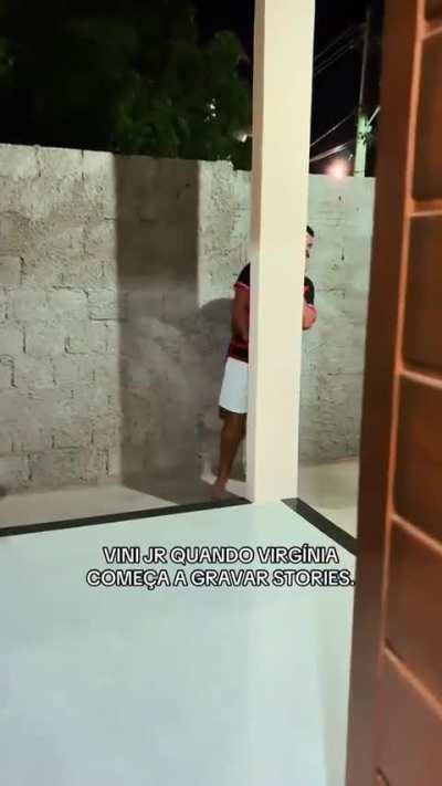 Driblando dentro e fora de campo 😂