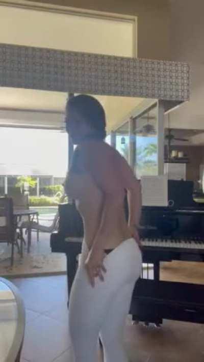 Couldn’t wait to get home and strip a[f]ter my workout. Did you lift today? 💪🏻