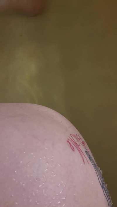 Bathtub farts for you 💦 now come put your nose in my ass and take them all in