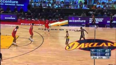 [Highlight] Draymond tells Juan Toscano-Anderson to run a fake dribble handoff with Steph resulting in an easy dunk