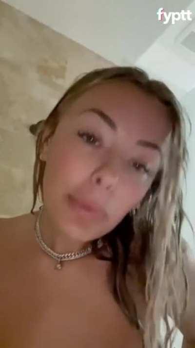 Famous TikTok thot shows tits to her fans while taking a bath