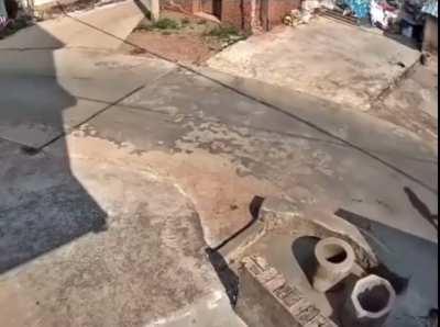 Girl throws child under 4 years into the void.