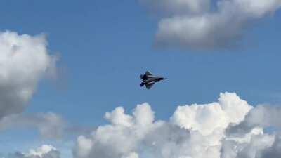 The way he perfectly tracks it behind buildings