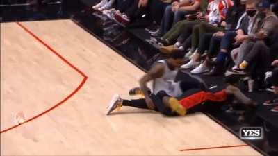 [Highlight] Nassir Little dives at Kyrie's legs and twists his ankle