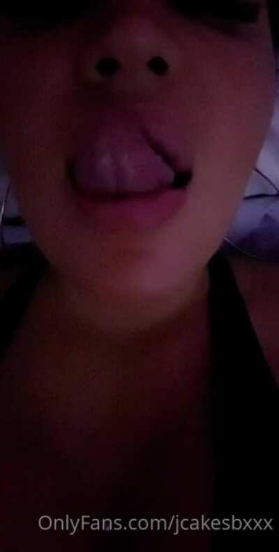 DSL's and she's waiting on a 🍆 to suck!