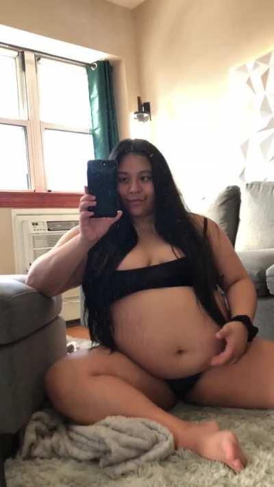 I love how bouncy my belly is 😇