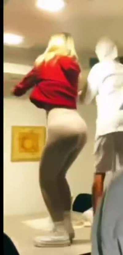 She could dance on me like this🤤