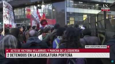 Terroristas del Frente de Izquierda con molotovs intentaron quemar viva a la candidata a Lilia Lemoine, candidata a Diputada de LLA y asesora de Milei. Tuvo que ser llevada por una ambulancia.