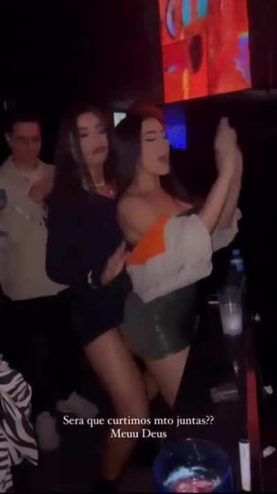 Ela se destaca demais!!! gostosa