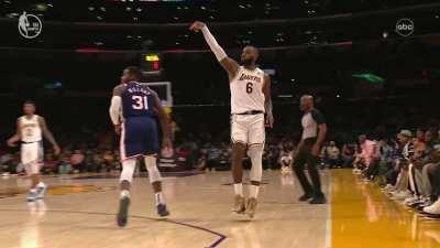 [Highlight] LeBron sinks it over Millsap who has 