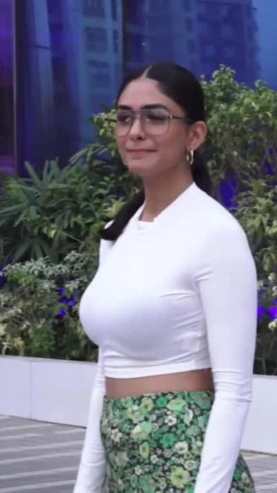 Mrunal Thakur in Tight top exposing her Big Milktankers with Bra shape and in end her Buttocks Movement literally crying to get a hard spank