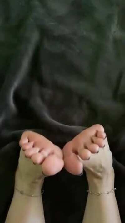 Who wants to cum worship