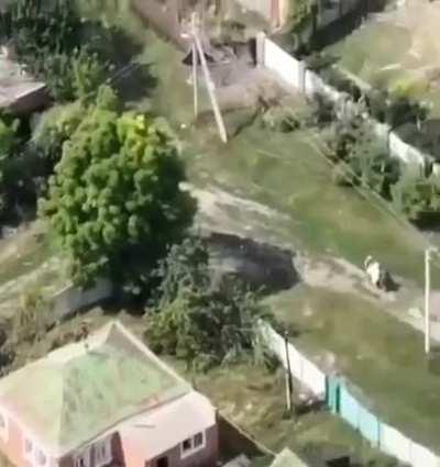 российские солдаты героически освобождают украинские дома от вражеской (НАТОвской) техники.