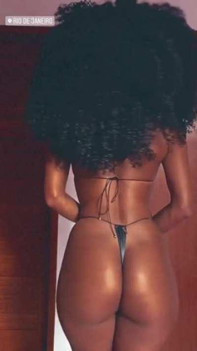 Lua Santana que preta pqp🤤