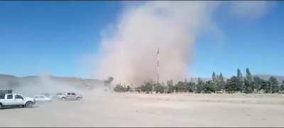 Neuquén: Apareció un dust devil en una fiesta popular y dejó destrozos y heridos