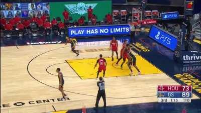 [Highlight] Curry shoots over Christian Wood for his 20th point in a row, 23rd of the quarter