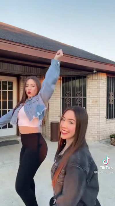 Es que como mueven ese culo las quisiera coger bien duro